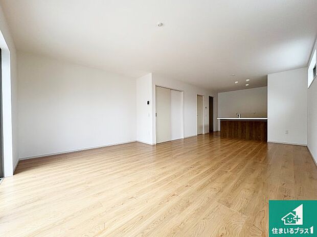 明るいリビングで朝の目覚めもスッキリできそう！対面キッチンでご家族のコミュニケーションも自然と増える設計！小さなお子様が遊ぶスペースを作っても広々とくつろげるLDK！