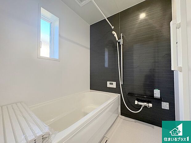 足をゆったり伸ばして寛げる浴槽です。窓が設けられていますので差し込む光が明るく穏やかな雰囲気にしてくれます♪浴室乾燥機も設置しているので、雨の日の洗濯物も安心です♪