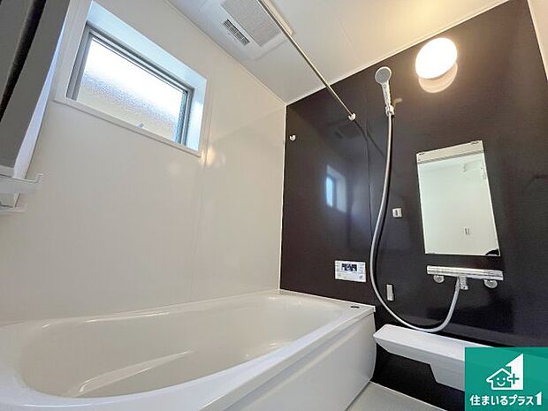 足をゆったり伸ばして寛げる浴槽です。窓が設けられていますので差し込む光が明るく穏やかな雰囲気にしてくれます♪浴室乾燥機も設置しているので、雨の日の洗濯物も安心です♪