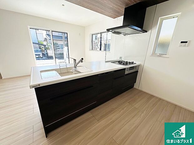 シンプルなリビングは、観葉植物等のインテリアを楽しめますね!パパ好みにも、ママ好みにも家具次第で雰囲気を変えることができます!