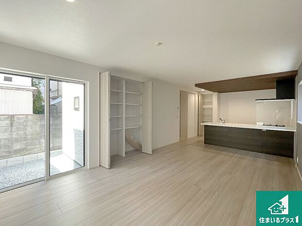 日当たり良好の明るいリビングで朝の目覚めもスッキリできそう!対面キッチンでご家族のコミュニケーションも自然と増える設計!小さなお子様が遊ぶスペースを作っても広々とくつろげるLDK!