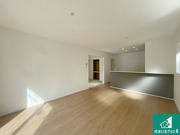 日当たり良好の明るいリビングで朝の目覚めもスッキリできそう!対面キッチンでご家族のコミュニケーションも自然と増える設計!小さなお子様が遊ぶスペースを作っても広々とくつろげるLDK!