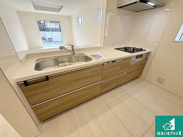 リビングと統一感があり、使い勝手のいいキッチン。広々としているので、二人並んで作業が出来ちゃいます。お子様と一緒に色々なお料理に挑戦できるスペースがあります。