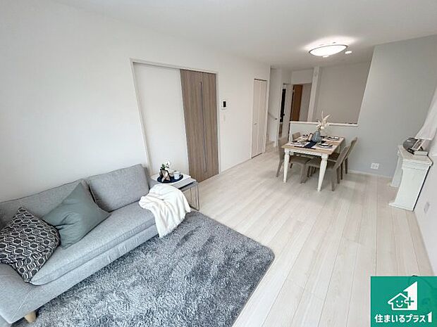 シンプルなリビングは、観葉植物等のインテリアを楽しめますね！パパ好みにも、ママ好みにも家具次第で雰囲気を変えることができます！