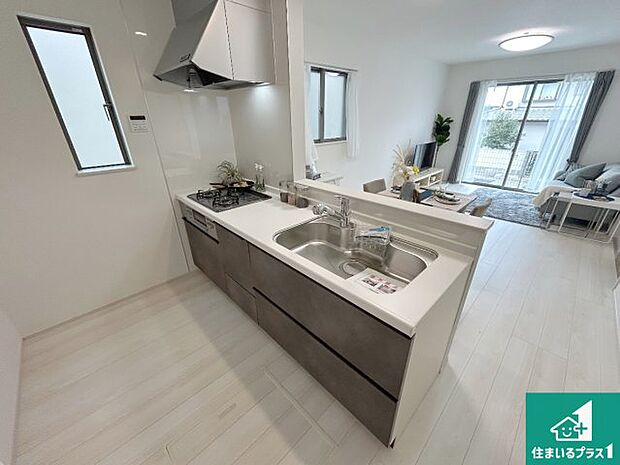 リビングと統一感があり、使い勝手のいいキッチン。広々としているので、二人並んで作業が出来ちゃいます。お子様と一緒に色々なお料理に挑戦できるスペースがあります。