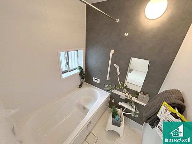 足をゆったり伸ばして寛げる浴槽です。窓が設けられていますので差し込む光が明るく穏やかな雰囲気にしてくれます♪浴室乾燥機も設置しているので、雨の日の洗濯物も安心です♪