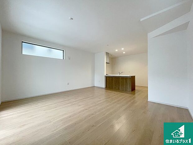 シンプルなリビングは、観葉植物等のインテリアを楽しめますね！パパ好みにも、ママ好みにも家具次第で雰囲気を変えることができます！