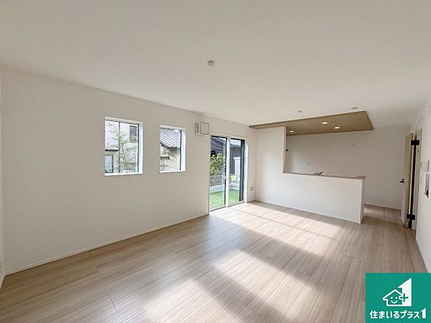 日当たり良好の明るいリビングで朝の目覚めもスッキリできそう！対面キッチンでご家族のコミュニケーションも自然と増える設計！小さなお子様が遊ぶスペースを作っても広々とくつろげるLDK！