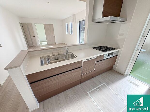 子供を見守りながらお料理が出来るため家族のコミュニケーションか増えます♪スペースが広く確保されている為お子様が大きくなったときは一緒に料理を楽しめます♪