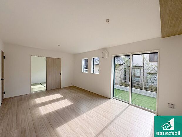 リビングと統一感があり、使い勝手のいいキッチン。広々としているので、二人並んで作業が出来ちゃいます。お子様と一緒に色々なお料理に挑戦できるスペースがあります。