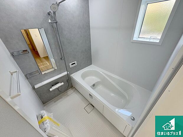足をゆったり伸ばして寛げる浴槽です。窓が設けられていますので差し込む光が明るく穏やかな雰囲気にしてくれます♪浴室乾燥機も設置しているので、雨の日の洗濯物も安心です♪