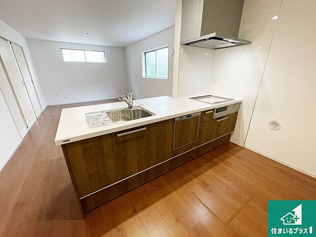 リビングと統一感があり、使い勝手のいいキッチン。広々としているので、二人並んで作業が出来ちゃいます。お子様と一緒に色々なお料理に挑戦できるスペースがあります。