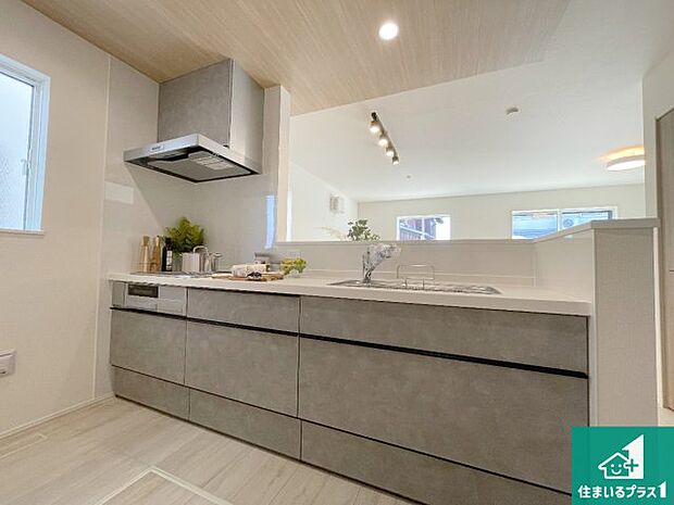 リビングと統一感があり、使い勝手のいいキッチン。広々としているので、二人並んで作業が出来ちゃいます。お子様と一緒に色々なお料理に挑戦できるスペースがあります。