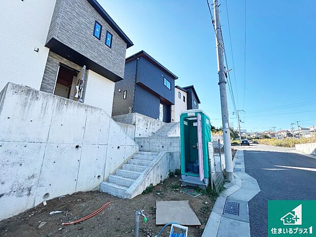 周辺は落ち着いた街並みの住宅地!子育てがしやすい住環境です!まだ未完成ですが、現地でしかわからない事もございます。是非一度ご覧ください。