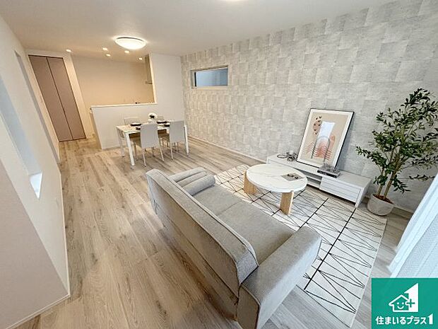 シンプルなリビングは、観葉植物等のインテリアを楽しめますね！パパ好みにも、ママ好みにも家具次第で雰囲気を変えることができます！