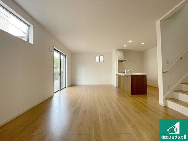 日当たり良好の明るいリビングで朝の目覚めもスッキリできそう！対面キッチンでご家族のコミュニケーションも自然と増える設計！小さなお子様が遊ぶスペースを作っても広々とくつろげるLDK！