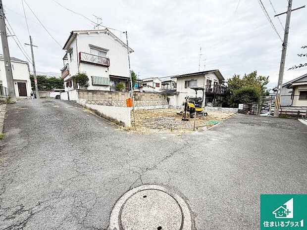周辺は落ち着いた街並みの住宅地！子育てがしやすい住環境です！まだ未完成ですが、現地でしかわからない事もございます。是非一度ご覧ください。