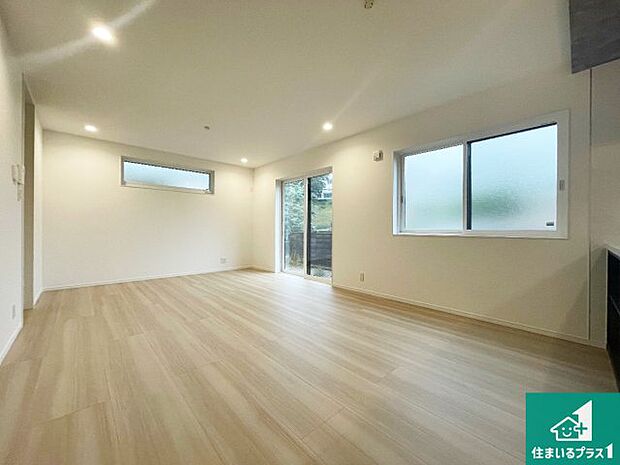 日当たり良好の明るいリビングで朝の目覚めもスッキリできそう!対面キッチンでご家族のコミュニケーションも自然と増える設計!小さなお子様が遊ぶスペースを作っても広々とくつろげるLDK!