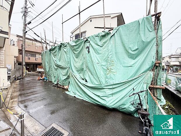 周辺は落ち着いた街並みの住宅地！子育てがしやすい住環境です！まだ未完成ですが、現地でしかわからない事もございます。是非一度ご覧ください。