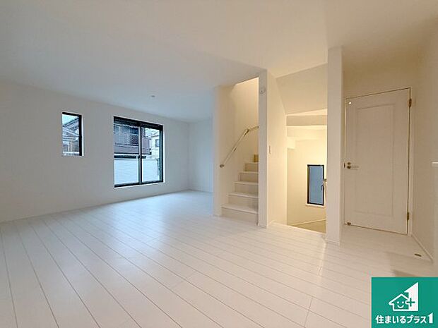 シンプルなリビングは、観葉植物等のインテリアを楽しめますね!パパ好みにも、ママ好みにも家具次第で雰囲気を変えることができます!