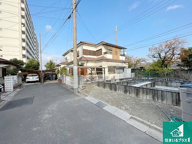 周辺は落ち着いた街並みの住宅地!子育てがしやすい住環境です!まだ未完成ですが、現地でしかわからない事もございます。是非一度ご覧ください。