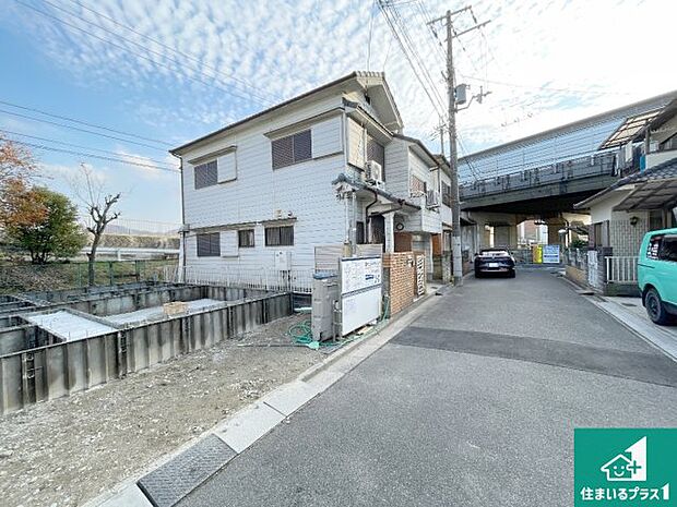 周辺は落ち着いた街並みの住宅地!子育てがしやすい住環境です!まだ未完成ですが、現地でしかわからない事もございます。是非一度ご覧ください。