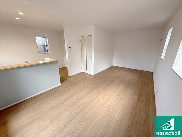 日当たり良好の明るいリビングで朝の目覚めもスッキリできそう!対面キッチンでご家族のコミュニケーションも自然と増える設計!小さなお子様が遊ぶスペースを作っても広々とくつろげるLDK!