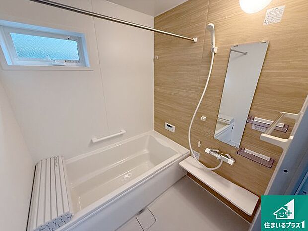 足をゆったり伸ばして寛げる浴槽です。窓が設けられていますので差し込む光が明るく穏やかな雰囲気にしてくれます♪浴室乾燥機も設置しているので、雨の日の洗濯物も安心です♪