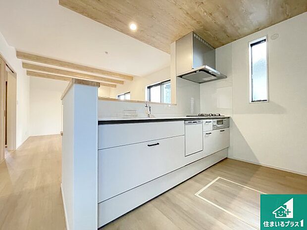 リビングと統一感があり、使い勝手のいいキッチン。広々としているので、二人並んで作業が出来ちゃいます。お子様と一緒に色々なお料理に挑戦できるスペースがあります。