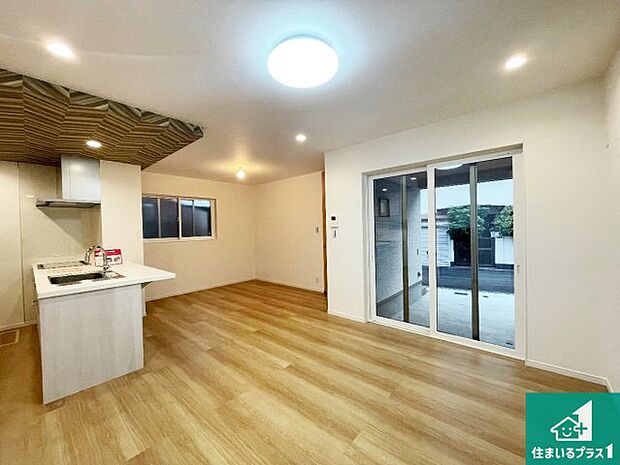 シンプルなリビングは、観葉植物等のインテリアを楽しめますね！パパ好みにも、ママ好みにも家具次第で雰囲気を変えることができます！