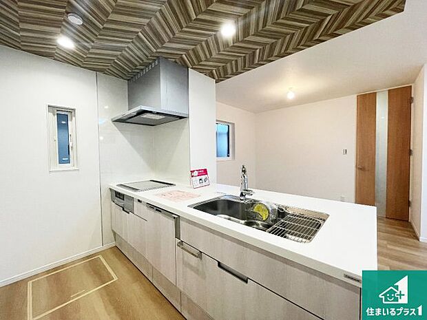 リビングと統一感があり、使い勝手のいいキッチン。広々としているので、二人並んで作業が出来ちゃいます。お子様と一緒に色々なお料理に挑戦できるスペースがあります。