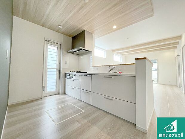 リビングと統一感があり、使い勝手のいいキッチン。広々としているので、二人並んで作業が出来ちゃいます。お子様と一緒に色々なお料理に挑戦できるスペースがあります。