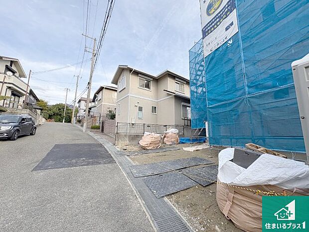 周辺は落ち着いた街並みの住宅地！子育てがしやすい住環境です！まだ未完成ですが、現地でしかわからない事もございます。是非一度ご覧ください。