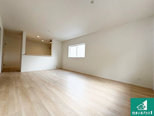 シンプルなリビングは、観葉植物等のインテリアを楽しめますね！パパ好みにも、ママ好みにも家具次第で雰囲気を変えることができます！