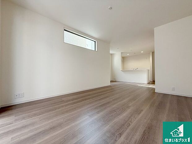 シンプルなリビングは、観葉植物等のインテリアを楽しめますね！パパ好みにも、ママ好みにも家具次第で雰囲気を変えることができます！