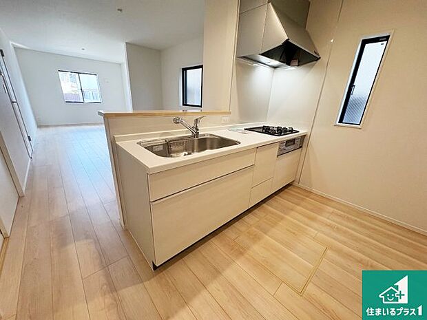 リビングと統一感があり、使い勝手のいいキッチン。広々としているので、二人並んで作業が出来ちゃいます。お子様と一緒に色々なお料理に挑戦できるスペースがあります。