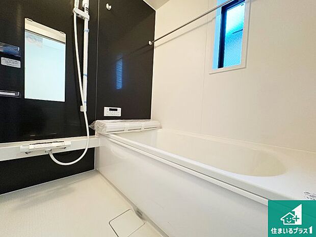 足をゆったり伸ばして寛げる浴槽です。窓が設けられていますので差し込む光が明るく穏やかな雰囲気にしてくれます♪浴室乾燥機も設置しているので、雨の日の洗濯物も安心です♪