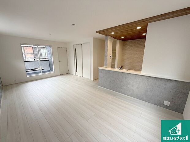 シンプルなリビングは、観葉植物等のインテリアを楽しめますね！パパ好みにも、ママ好みにも家具次第で雰囲気を変えることができます！