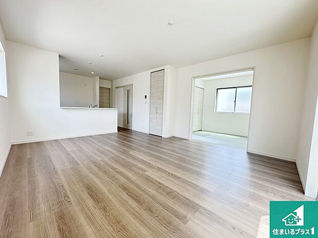 シンプルなリビングは、観葉植物等のインテリアを楽しめますね!パパ好みにも、ママ好みにも家具次第で雰囲気を変えることができます!