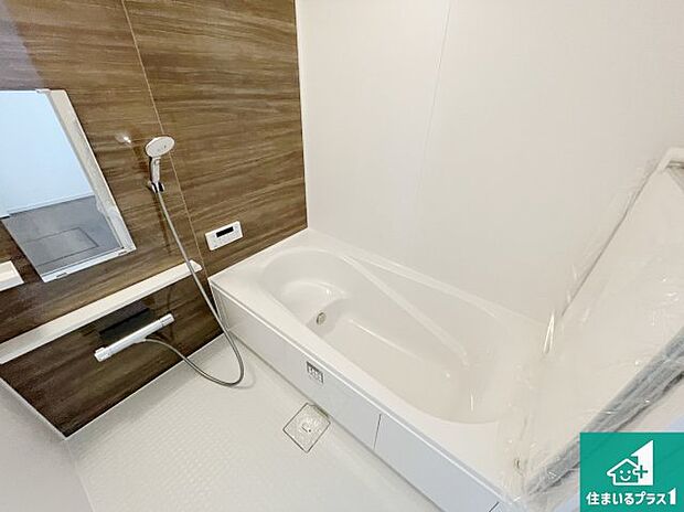 足をゆったり伸ばして寛げる浴槽です。窓が設けられていますので差し込む光が明るく穏やかな雰囲気にしてくれます♪浴室乾燥機も設置しているので、雨の日の洗濯物も安心です♪