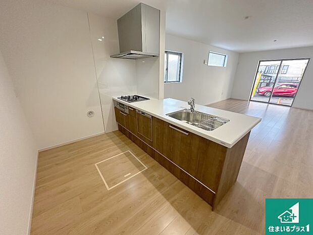 リビングと統一感があり、使い勝手のいいキッチン。広々としているので、二人並んで作業が出来ちゃいます。お子様と一緒に色々なお料理に挑戦できるスペースがあります。