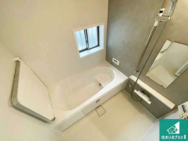 足をゆったり伸ばして寛げる浴槽です。窓が設けられていますので差し込む光が明るく穏やかな雰囲気にしてくれます♪浴室乾燥機も設置しているので、雨の日の洗濯物も安心です♪