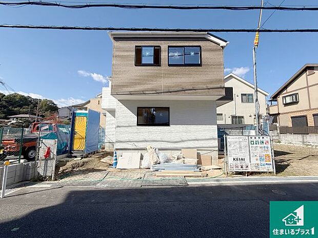 周辺は落ち着いた街並みの住宅地！子育てがしやすい住環境です！まだ未完成ですが、現地でしかわからない事もございます。是非一度ご覧ください。