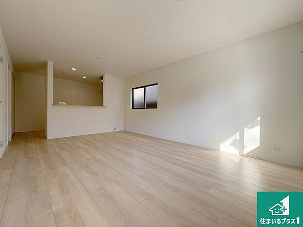 シンプルなリビングは、観葉植物等のインテリアを楽しめますね！パパ好みにも、ママ好みにも家具次第で雰囲気を変えることができます！