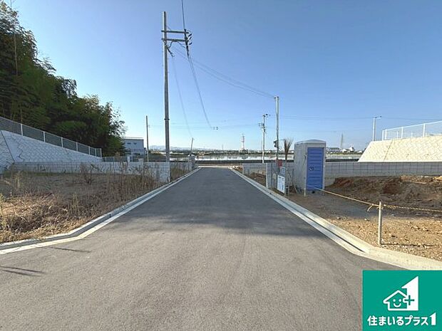 周辺は落ち着いた街並みの住宅地！子育てがしやすい住環境です！まだ未完成ですが、現地でしかわからない事もございます。是非一度ご覧ください。