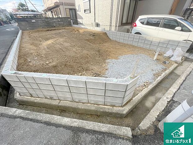周辺は落ち着いた街並みの住宅地!子育てがしやすい住環境です!まだ未完成ですが、現地でしかわからない事もございます。是非一度ご覧ください。
