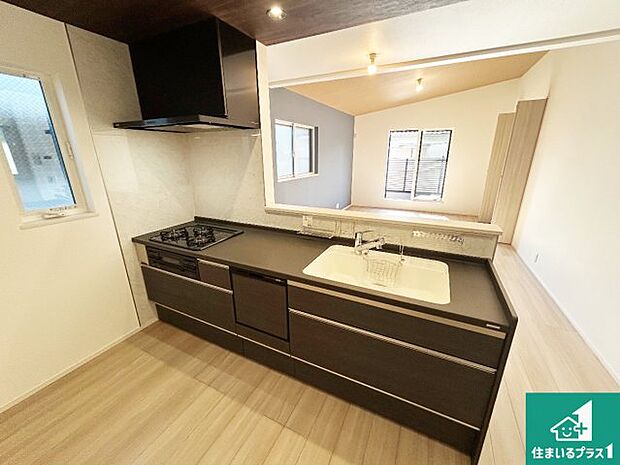 子供を見守りながらお料理が出来るため家族のコミュニケーションか増えます♪スペースが広く確保されている為お子様が大きくなったときは一緒に料理を楽しめます♪