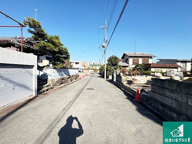 周辺は落ち着いた街並みの住宅地！子育てがしやすい住環境です！まだ未完成ですが、現地でしかわからない事もございます。是非一度ご覧ください。