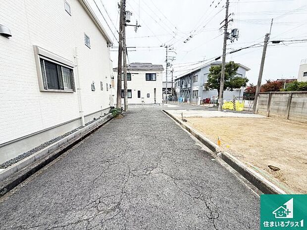 周辺は落ち着いた街並みの住宅地！子育てがしやすい住環境です！まだ未完成ですが、現地でしかわからない事もございます。是非一度ご覧ください。
