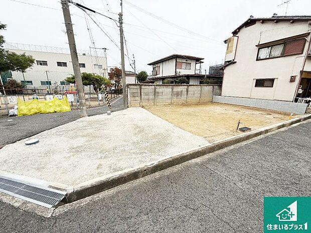 周辺は落ち着いた街並みの住宅地！子育てがしやすい住環境です！まだ未完成ですが、現地でしかわからない事もございます。是非一度ご覧ください。